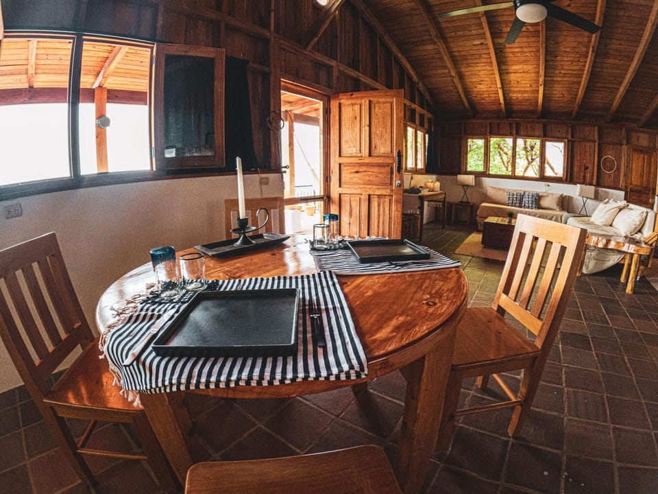Food close-up, Living room, Food and drinks, Photo of the whole room, Seating area, Dining area, Food, Meals, Breakfast, Lunch, Dinner, Drinks, Non alcoholic drinks, fireplace, locker, locker