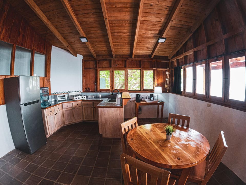 Coffee/tea facilities, Kitchen or kitchenette, Food and drinks, Dining area, Food, locker, oven, pet friendly, stove, toaster