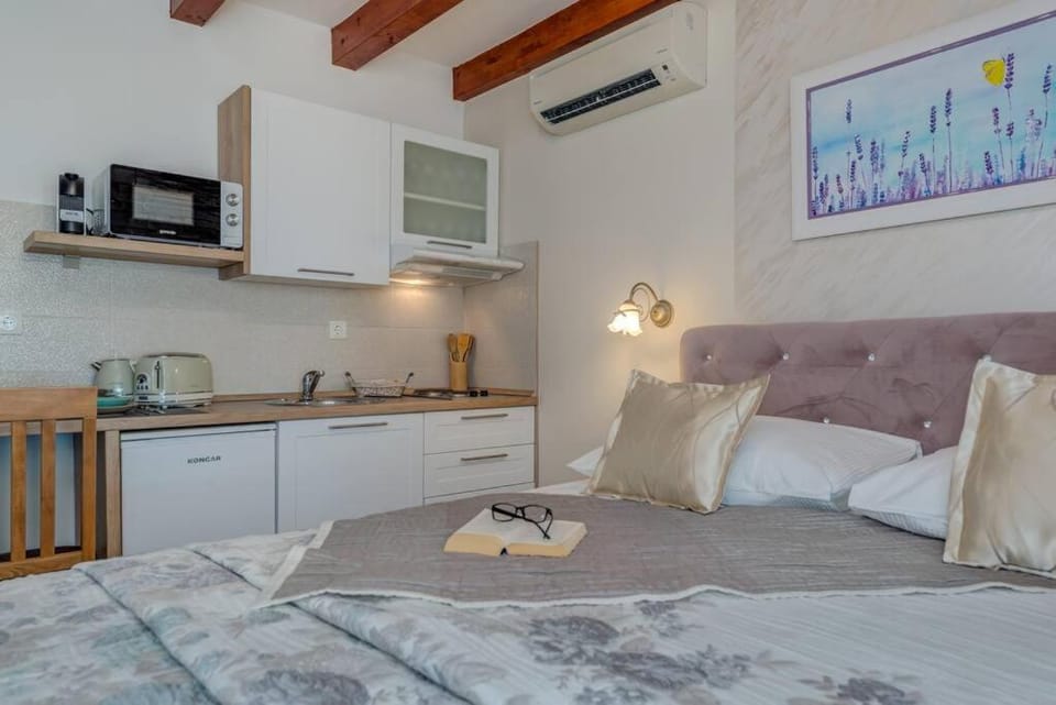 Bed, Kitchen or kitchenette, Bedroom, toaster, air conditioner