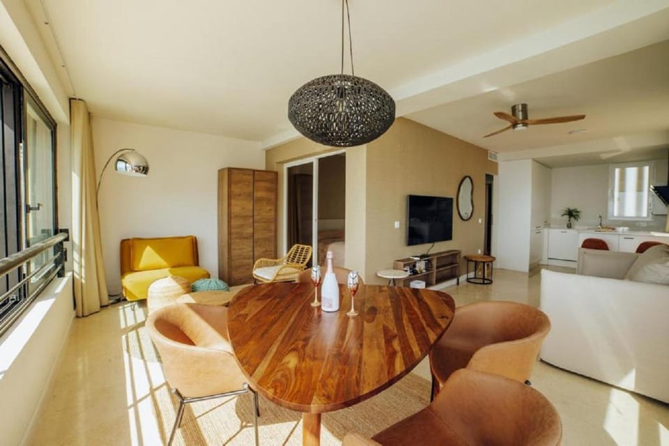 Living room, Seating area, Dining area