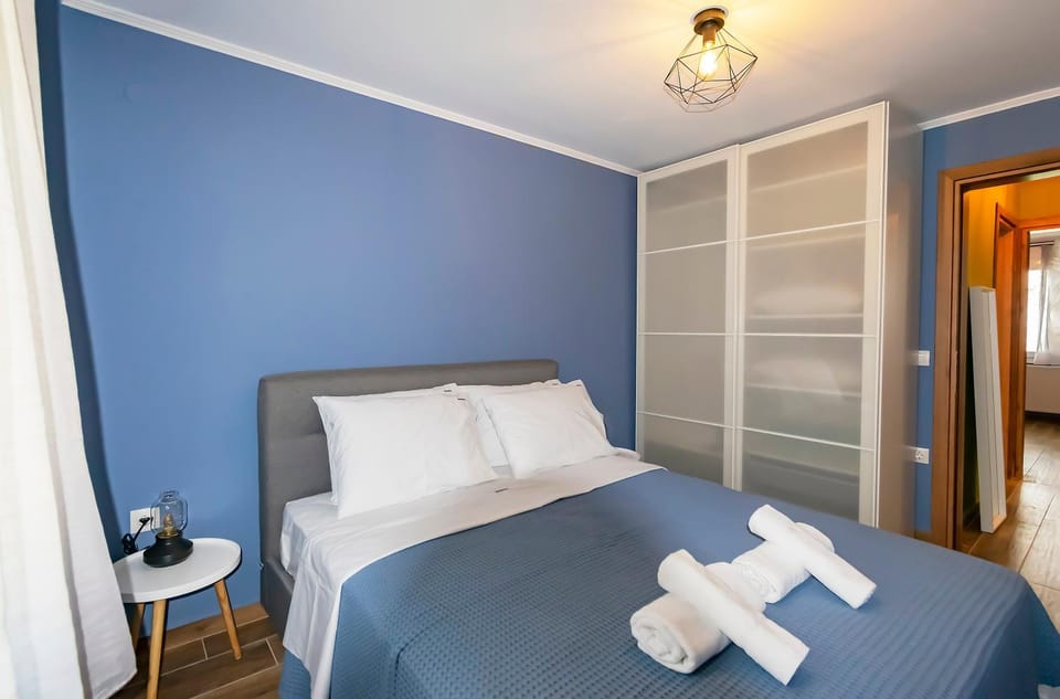 Bed, Bedroom, towels