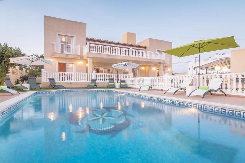 Property building, Patio, Day, Pool view, Swimming pool, sunbed