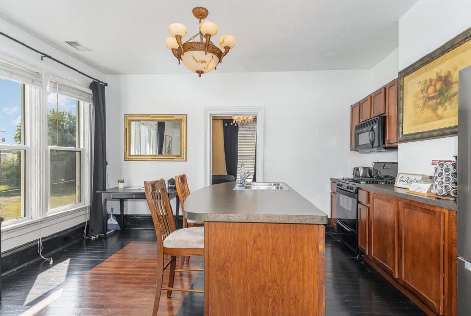 Spacious upstairs 1bed- Walking distance to Beach outlet mall Apartment in Michigan City