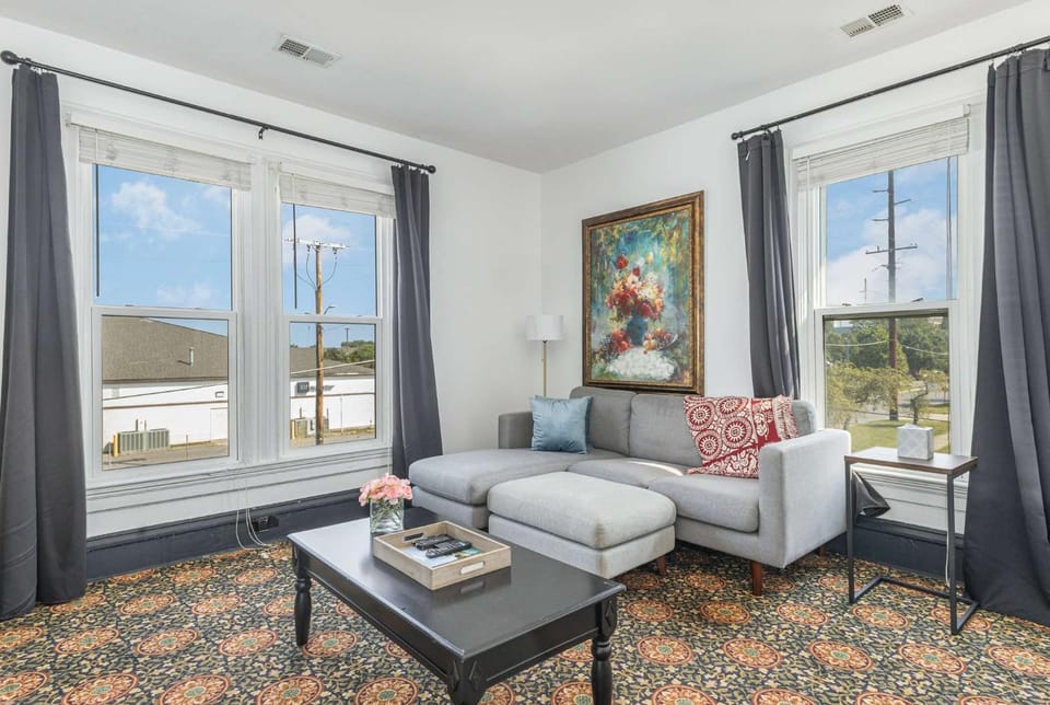 Spacious upstairs 1bed- Walking distance to Beach outlet mall Apartment in Michigan City