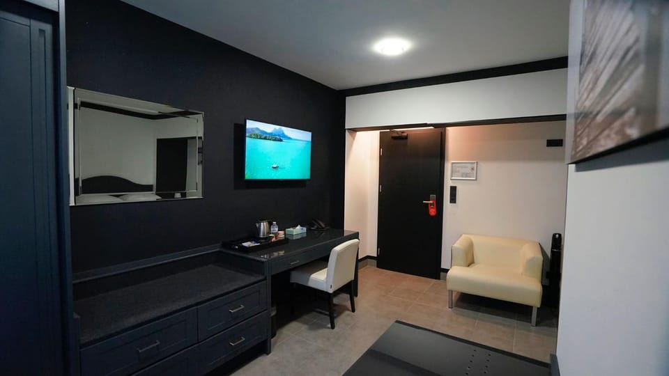 TV and multimedia, Living room, Seating area, Evening entertainment