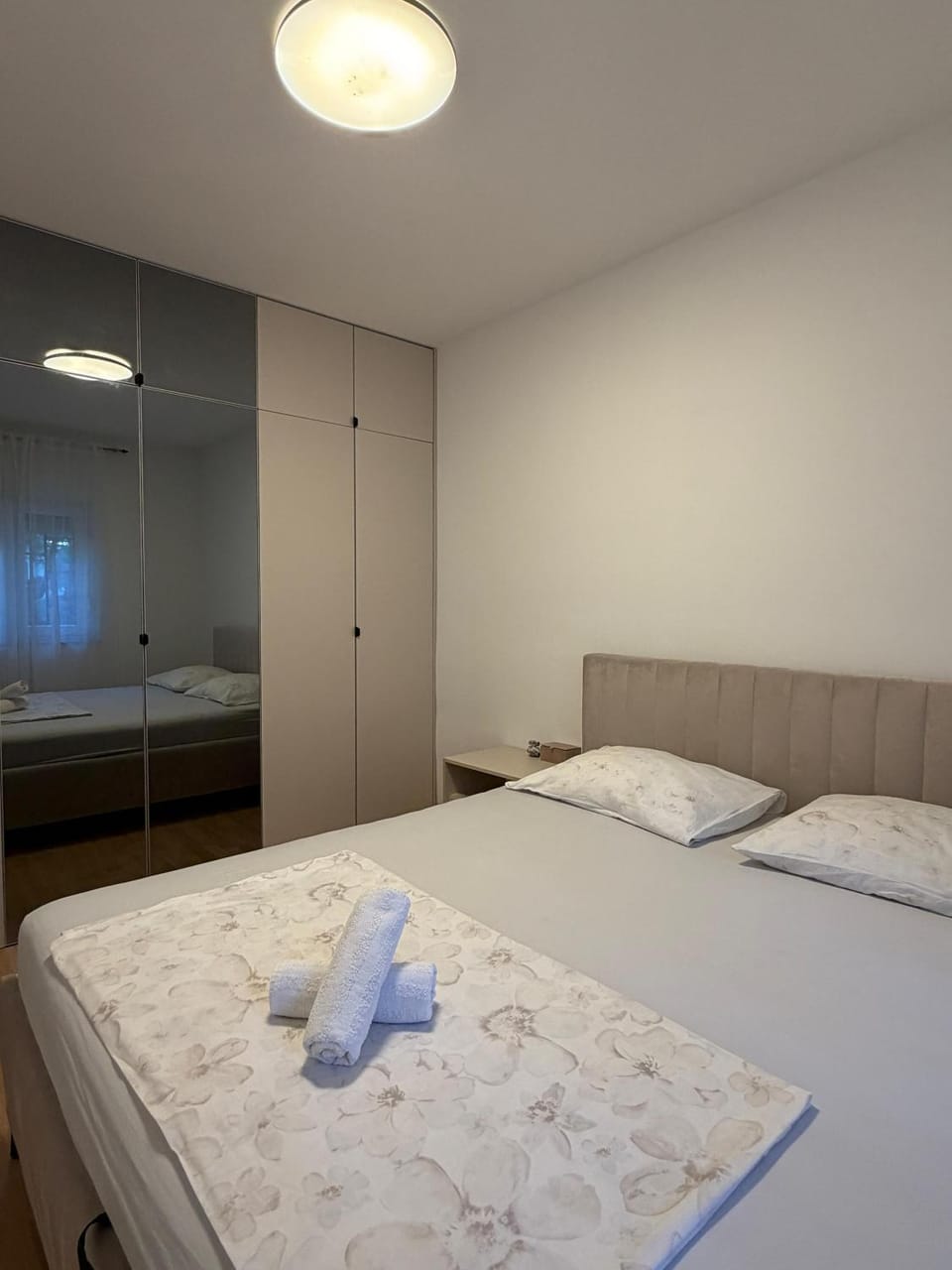 Photo of the whole room, towels