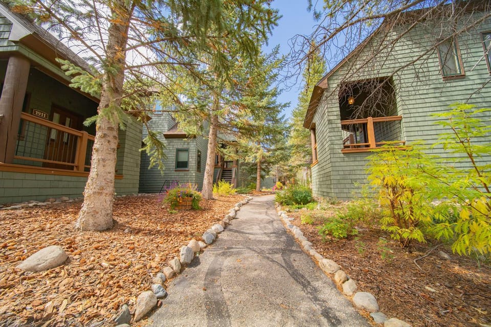 Soda Spring 1910 by SummitCove Lodging in Colorado House in Keystone