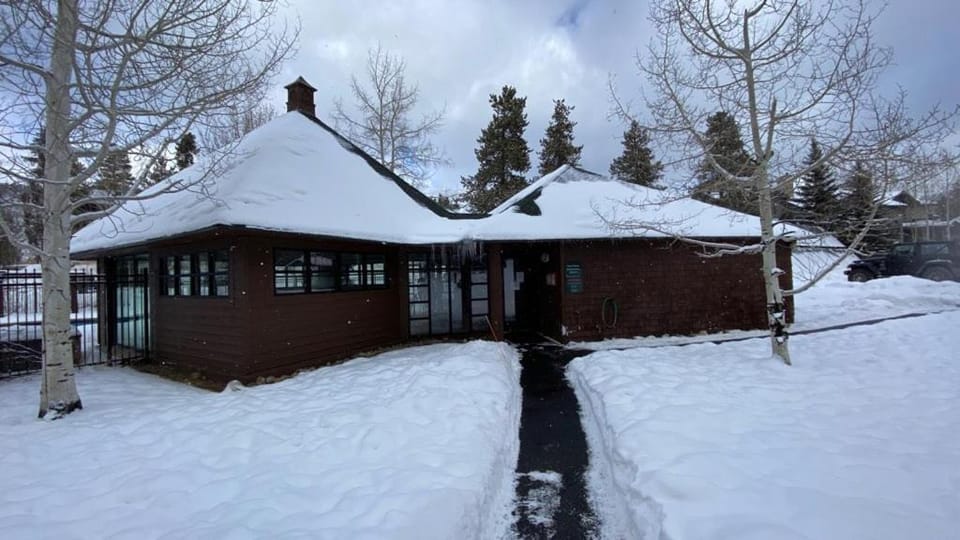 Soda Spring 1910 by SummitCove Lodging in Colorado House in Keystone