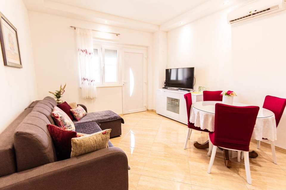 Stylish apt Marta, private parking,BBQ in Stobreč Apartment in Šibenik-Knin County, Croatia