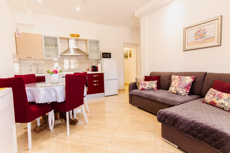 Stylish apt Marta, private parking,BBQ in Stobreč Apartment in Šibenik-Knin County, Croatia