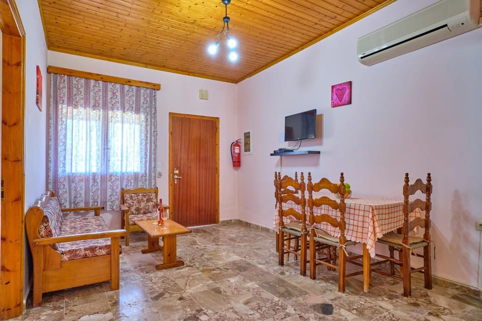 TV and multimedia, Living room, Seating area, Dining area, air conditioner