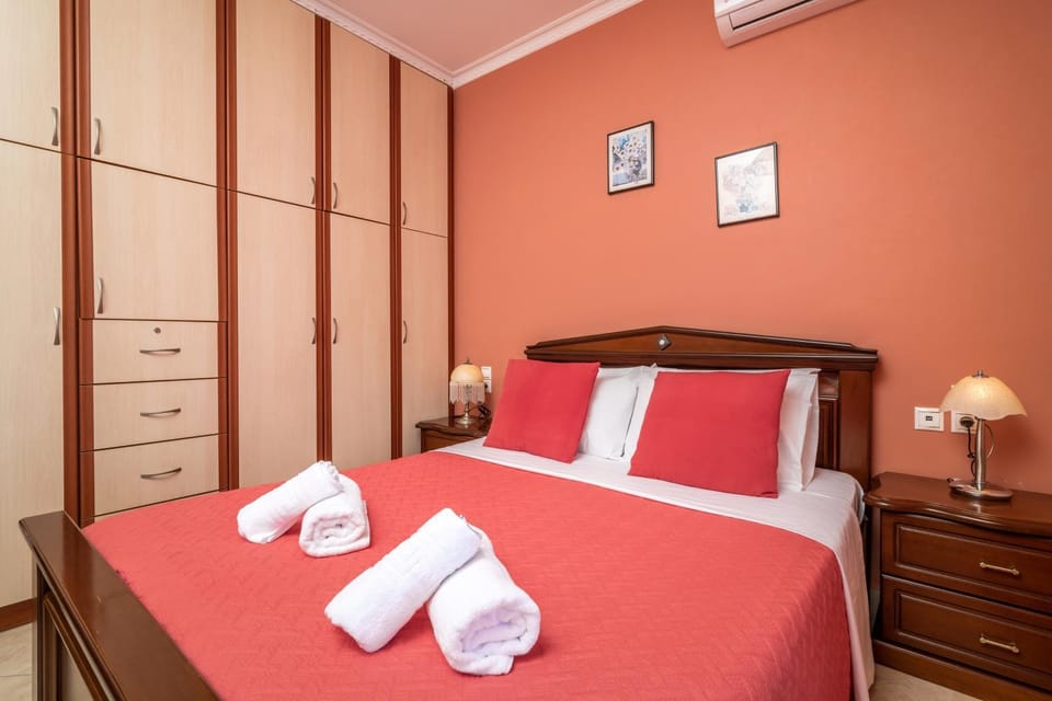 Bed, Photo of the whole room, Bedroom, towels, wardrobe, air conditioner