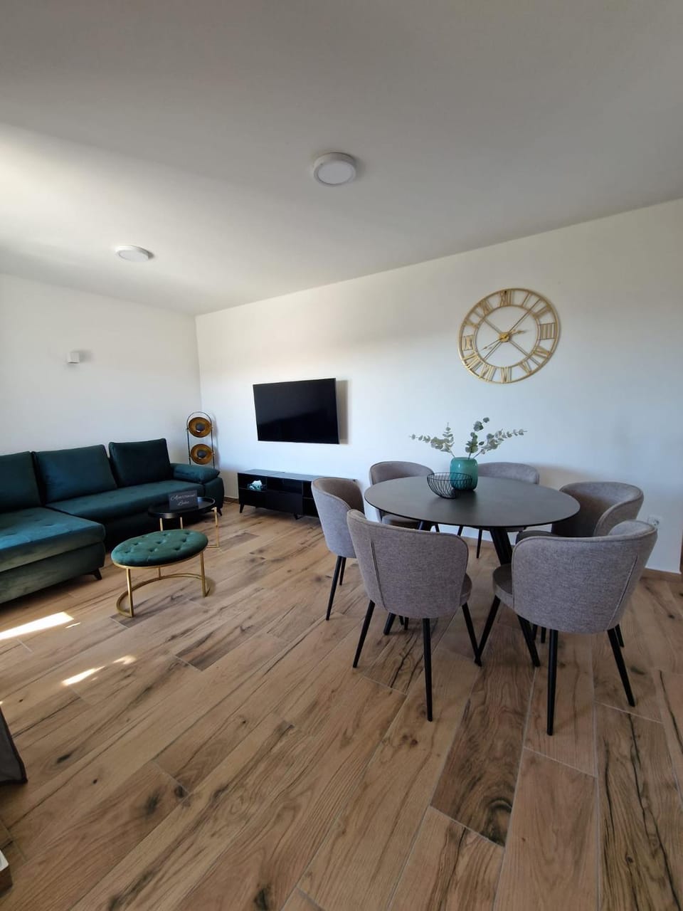 Communal lounge/ TV room, TV and multimedia, Living room, Seating area, Dining area, Evening entertainment