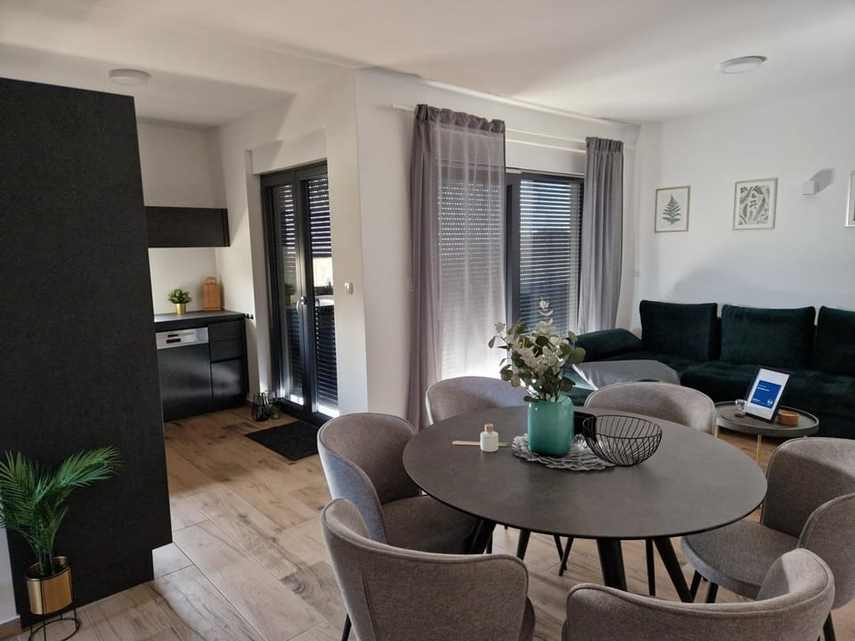 Seating area, Dining area