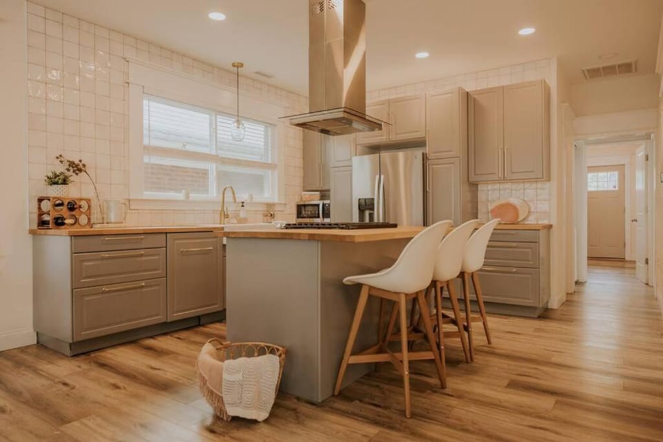 Kitchen or kitchenette, microwave, minibar