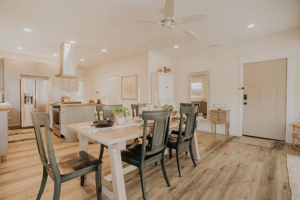 Kitchen or kitchenette, Seating area, Dining area