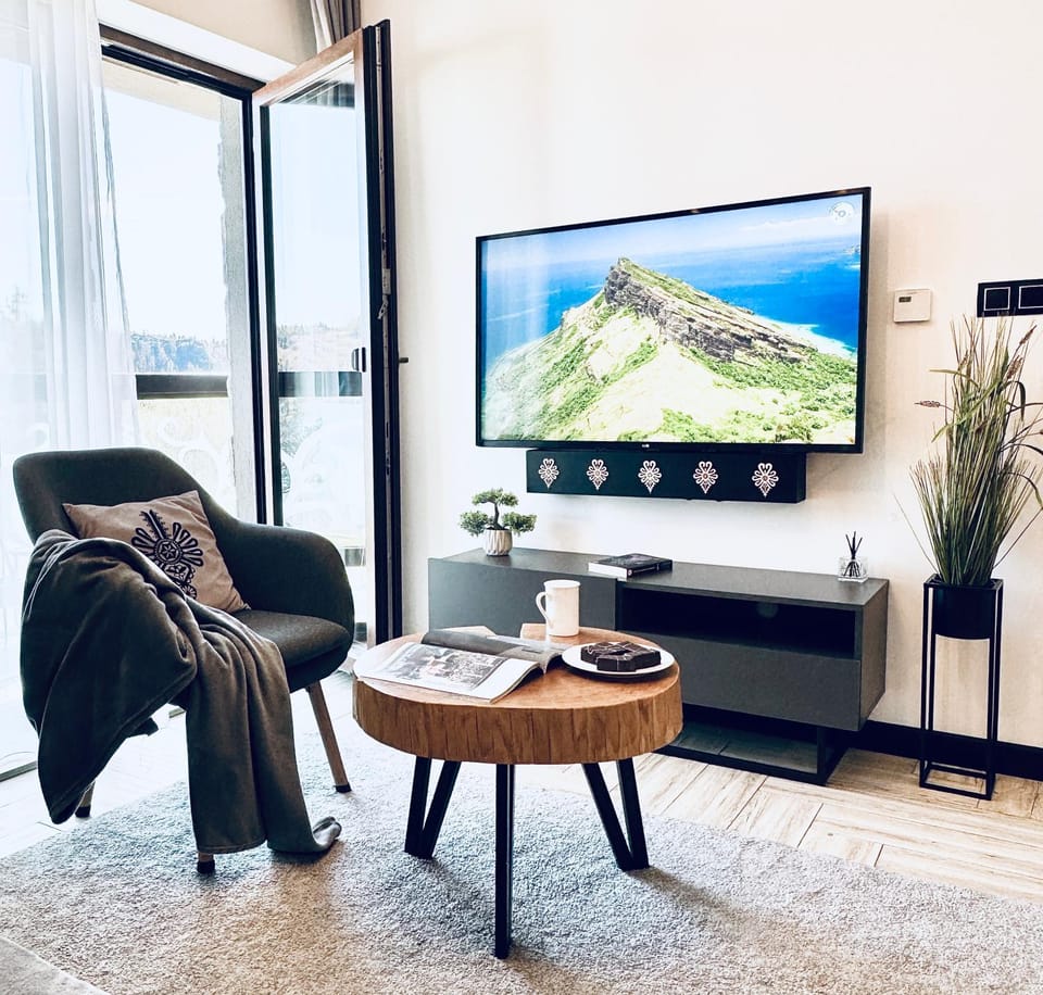 TV and multimedia, Living room, Seating area, Evening entertainment, Mountain view