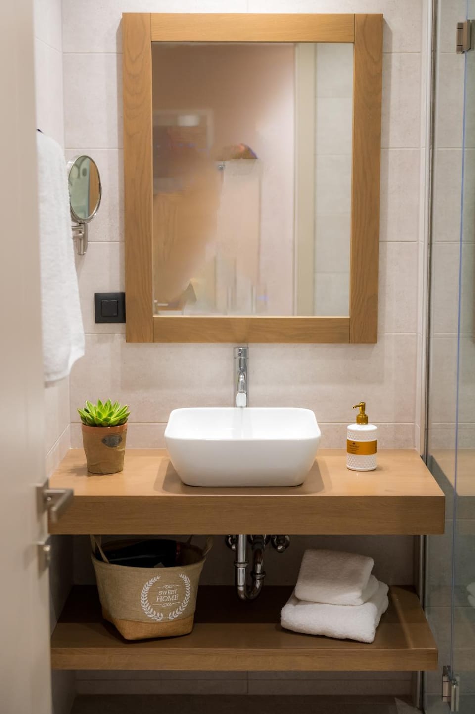 Bathroom, towels