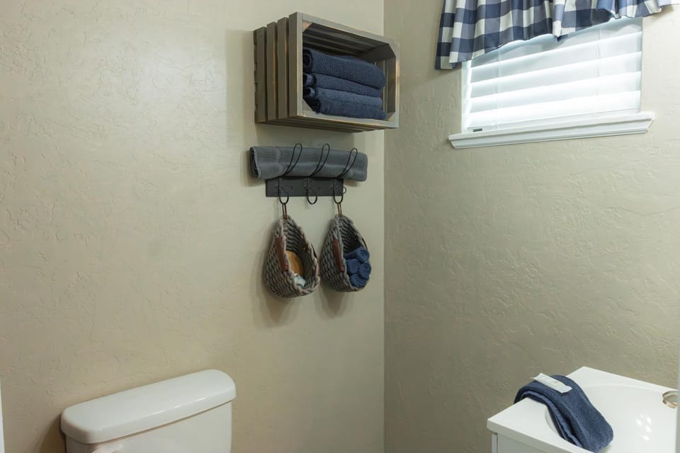 Toilet, Bathroom, towels