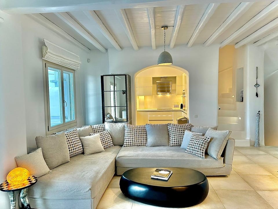 Kitchen or kitchenette, Living room, Seating area