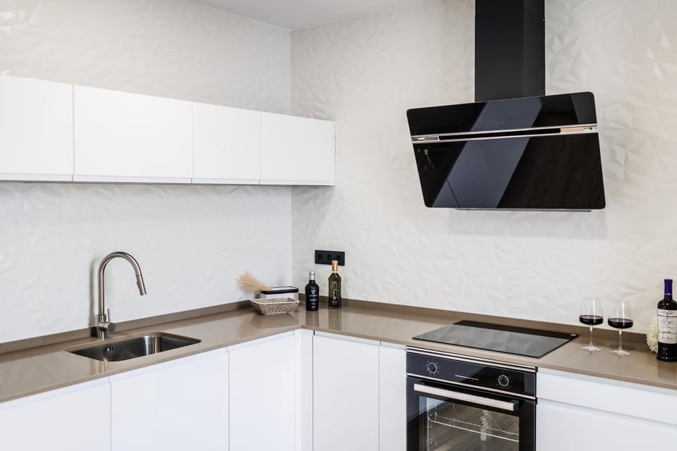 Kitchen or kitchenette, oven, kitchen