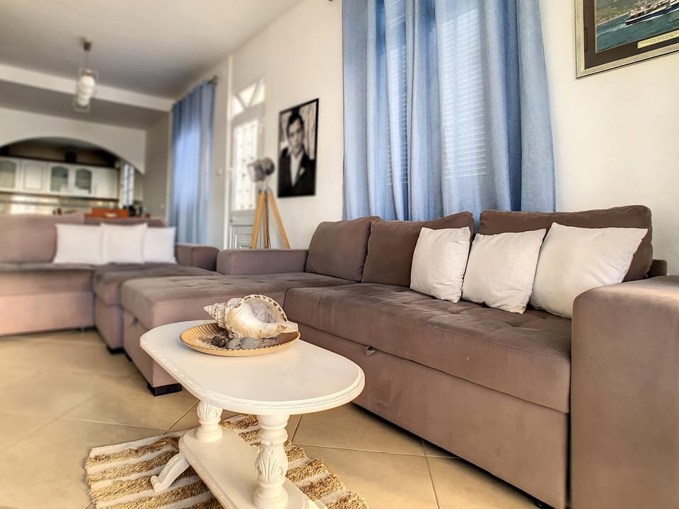 Naya Beach House by LovelyStay House in Madeira District