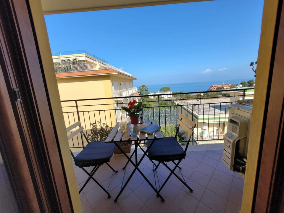 Day, View (from property/room), Balcony/Terrace, Seating area, Dining area, Sea view