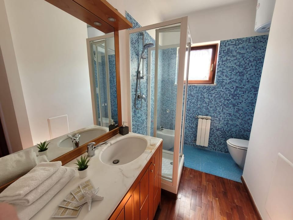 Shower, Toilet, Bathroom, bidet, towels