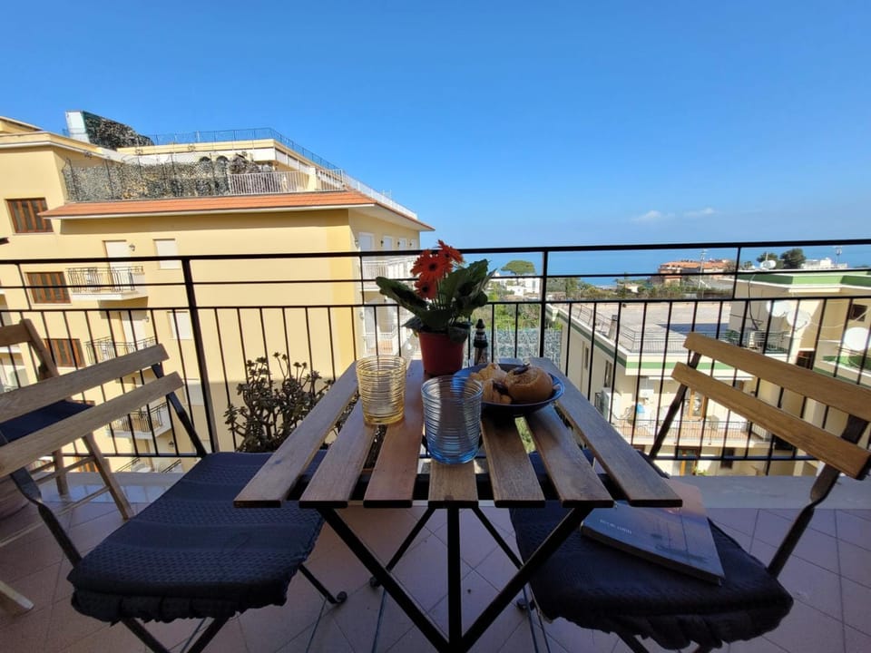 Day, Natural landscape, View (from property/room), Balcony/Terrace, Dining area, Sea view