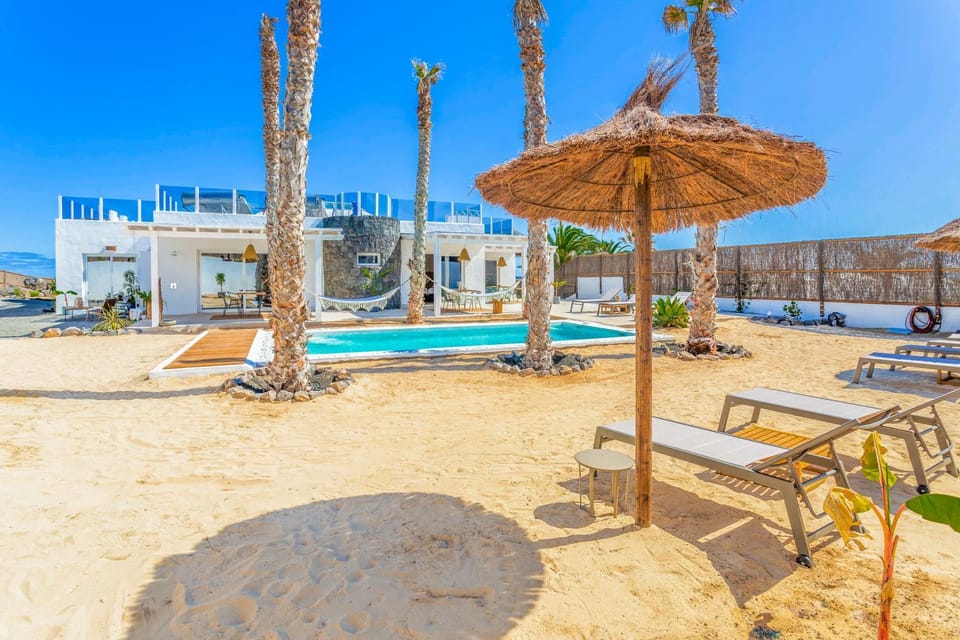 Property building, Day, Garden, Pool view, Swimming pool, Swimming pool, sunbed