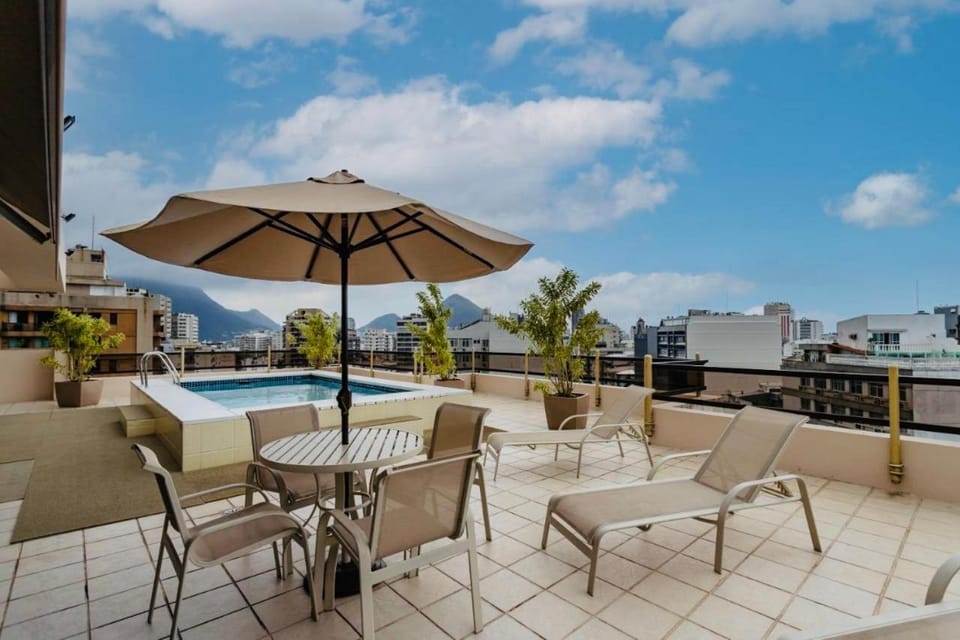 LEBLON INN RESIDENCIAL LUXUOSO com PISCINA, rooftop, academia, sauna, Varanda dentro do apt com VISTA DESLUMBRANTE, limpeza diária estilo hotel , cozinha completa 50 metros do posto 12 pauloangerami DFL15 Apartment in Rio de Janeiro