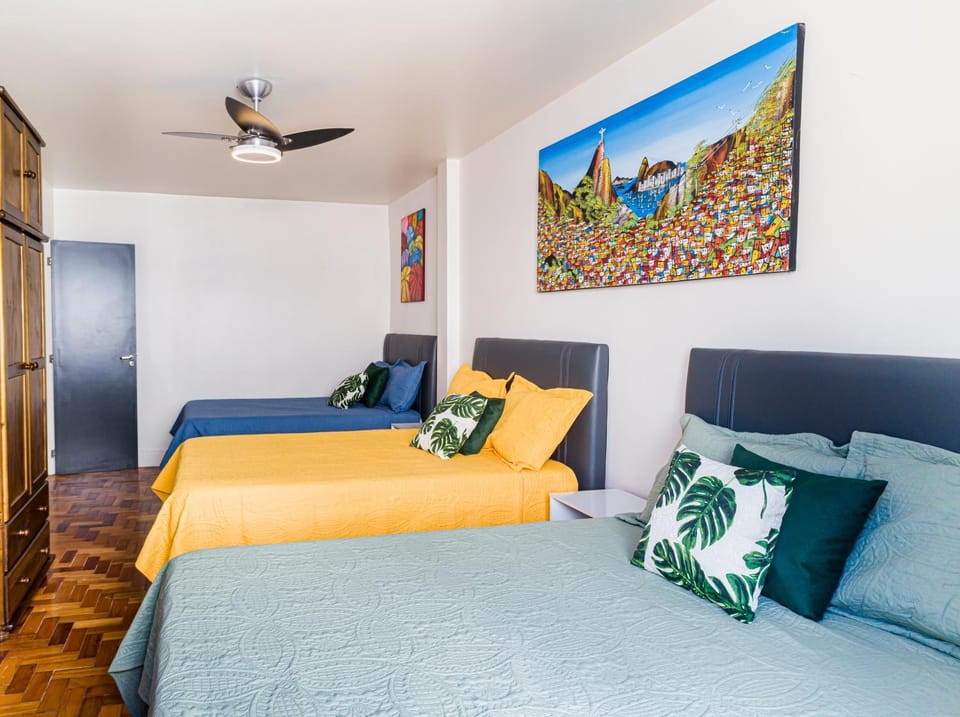 03 quartos , todo reformado, no posto 6 de COPACABANA enorme, 6 camas, ao lado de Arpoador e Ipanema , tudo climatizado , wifi e 3 smart tv, pauloangerami RP144 Apartment in Rio de Janeiro