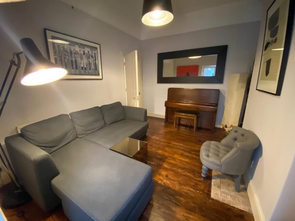 Spacious 4 Bedroom Character Home in Pontcanna House in Cardiff