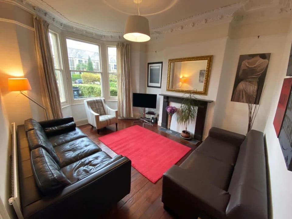 Spacious 4 Bedroom Character Home in Pontcanna House in Cardiff
