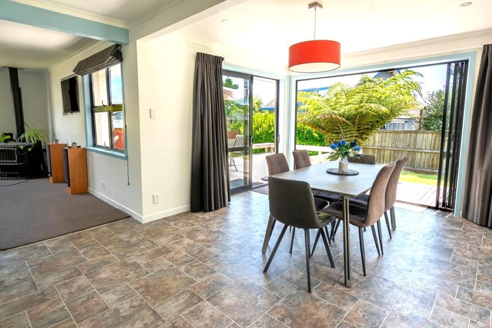 Seating area, Dining area, Garden view