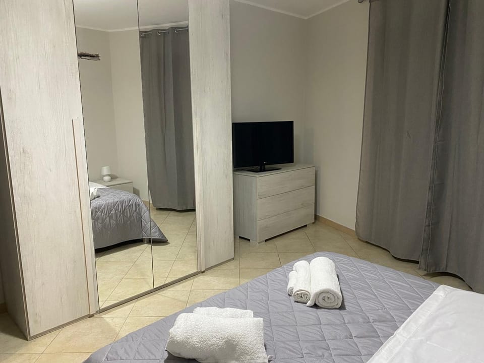 Bed, TV and multimedia, Photo of the whole room, Bedroom, towels, wardrobe