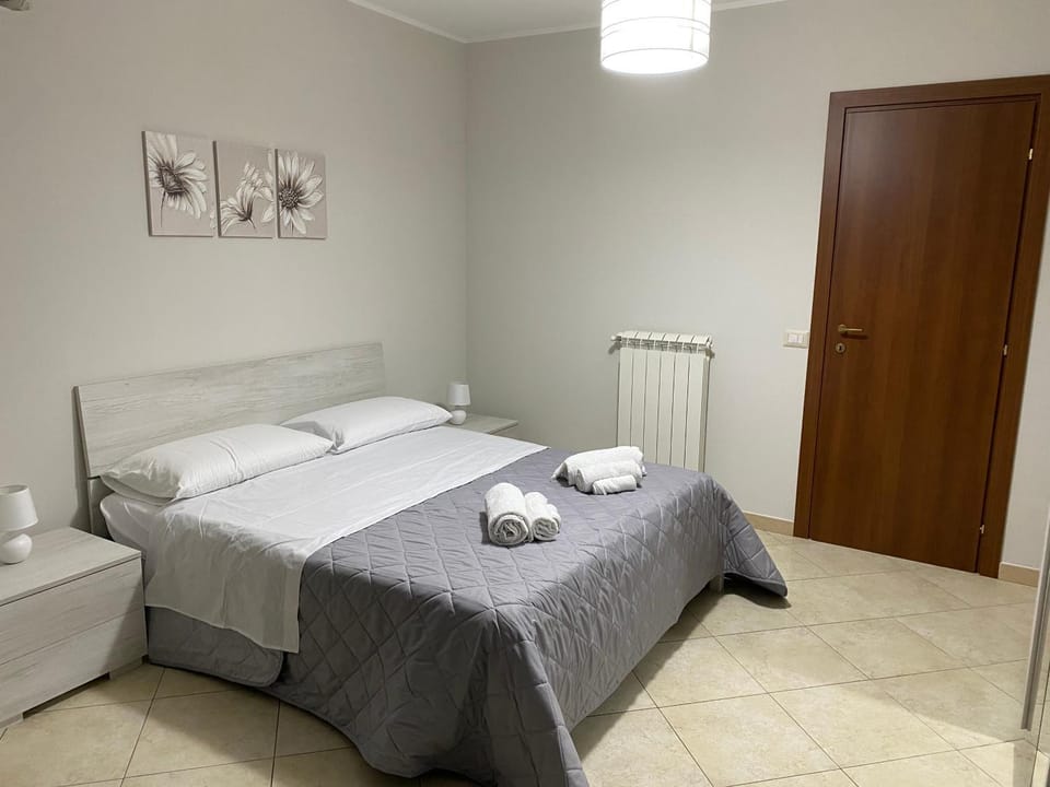 Bed, Photo of the whole room, Bedroom, internet, towels, wardrobe
