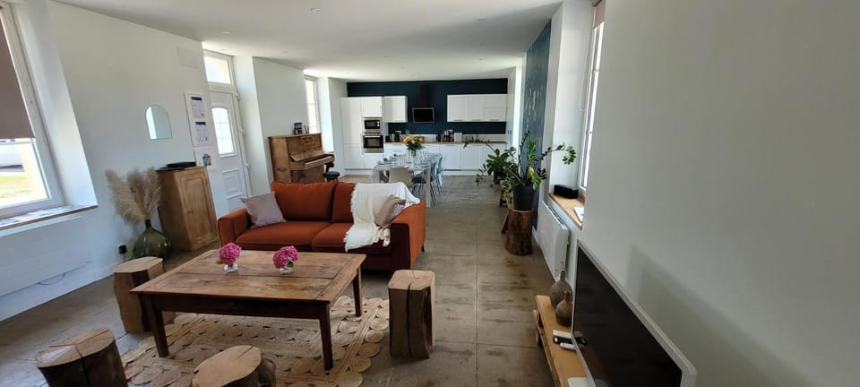 TV and multimedia, Kitchen or kitchenette, Living room, Seating area, Dining area