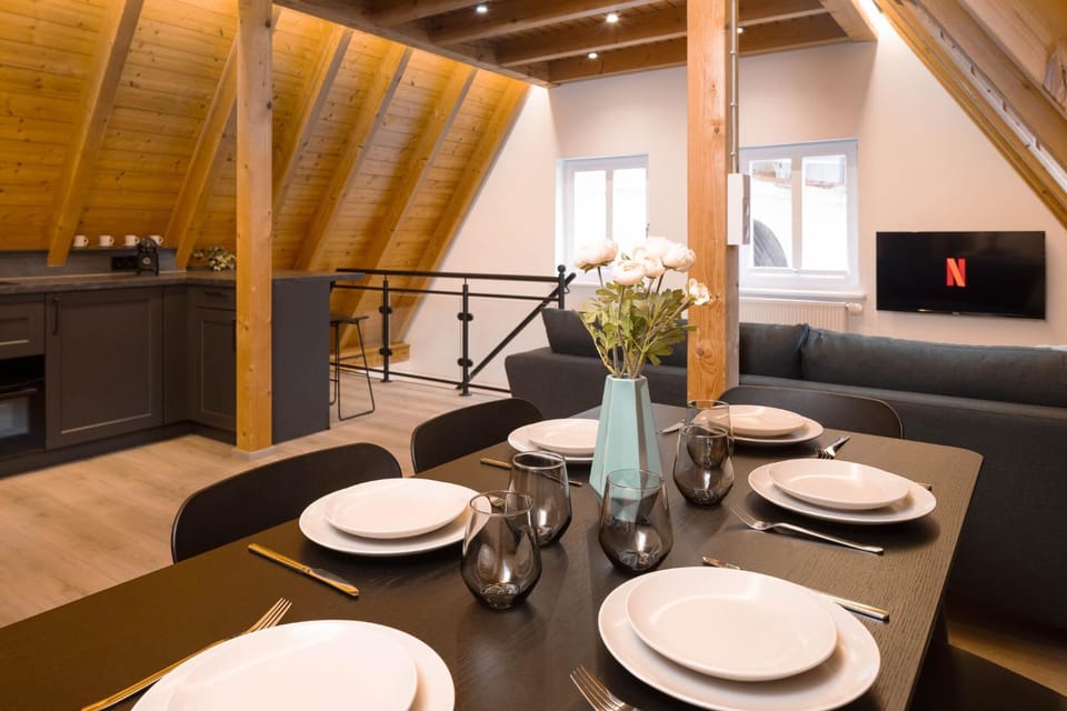 TV and multimedia, Living room, Seating area, Dining area