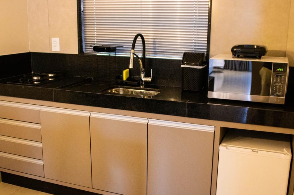 Kitchen or kitchenette, minibar, oven, stove