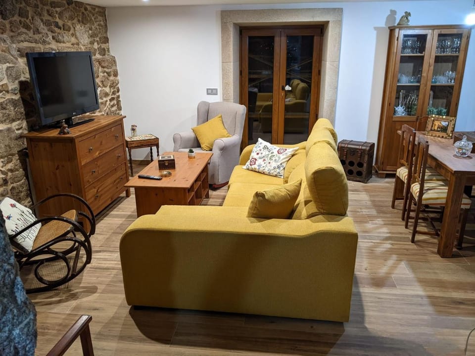 TV and multimedia, Living room, Seating area, Dining area, internet, locker
