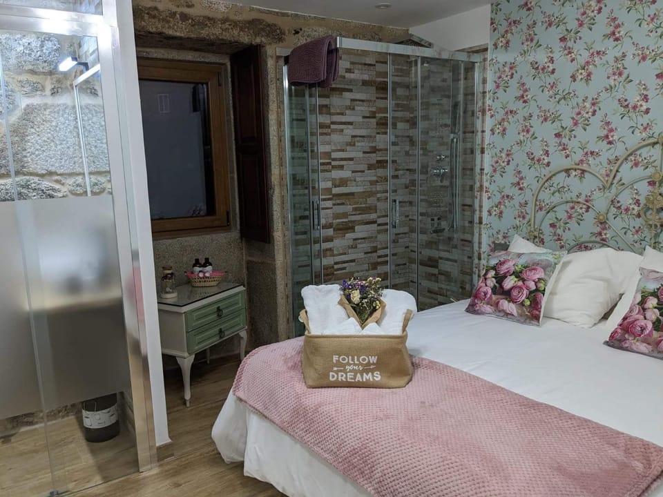Shower, Bed, Decorative detail, Garden view, heating, internet, internet, locker, towels