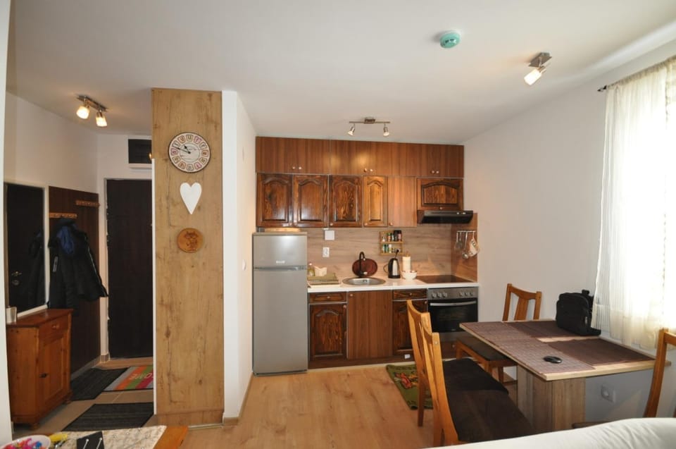 Kitchen or kitchenette, Seating area, Dining area, pet friendly, stove