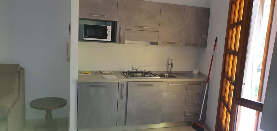 Kitchen or kitchenette, minibar