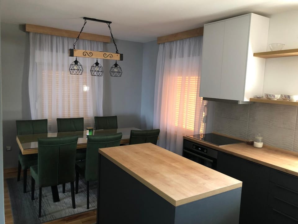 Kitchen or kitchenette, Seating area, Dining area