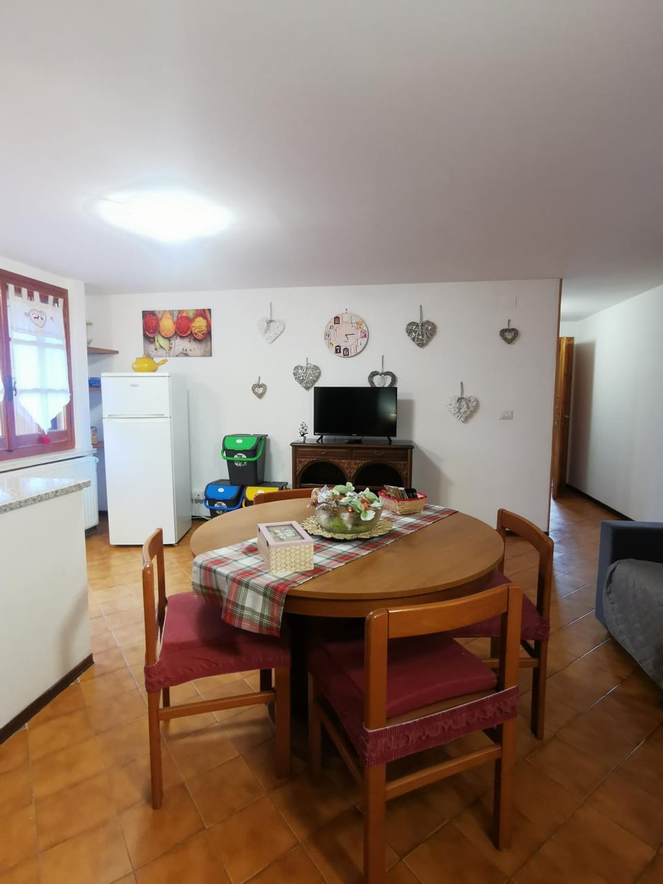 TV and multimedia, Living room, Seating area, Dining area