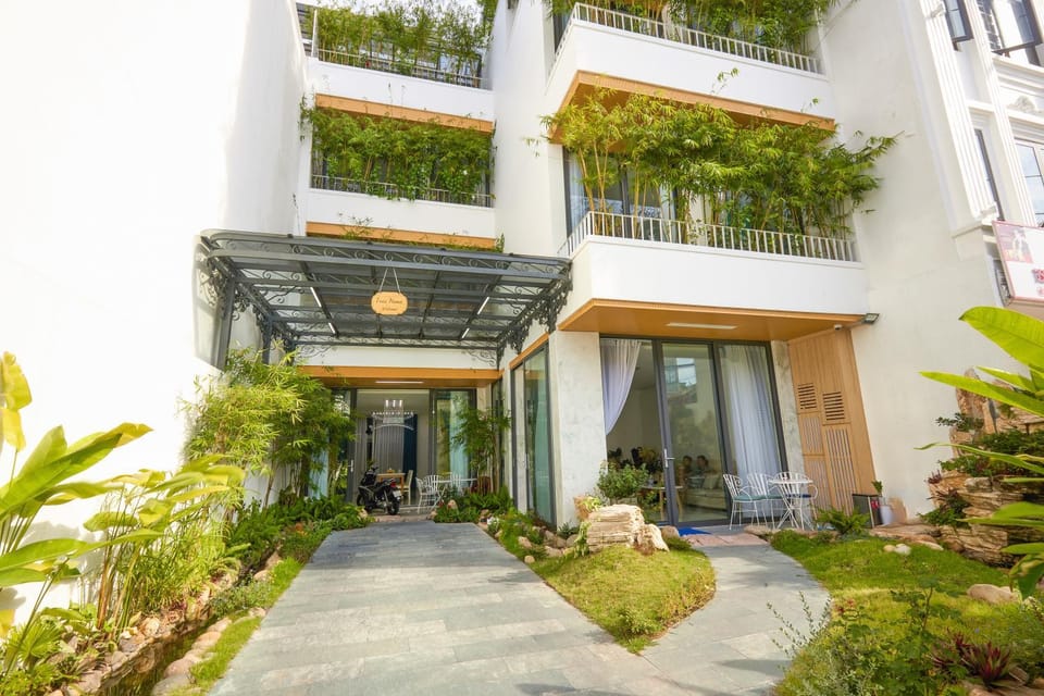 Property building, Garden, Lobby or reception, Garden view