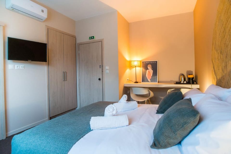 Bed, TV and multimedia, Photo of the whole room, Bedroom, hair dresser, towels, wardrobe, air conditioner