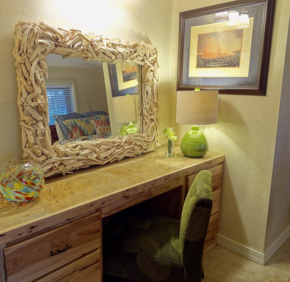 Poolside Queen Cabana with two queen beds, full kitchen and pool access overlooking Lake Ouachita, Hotel Room Hotel in Lake Ouachita