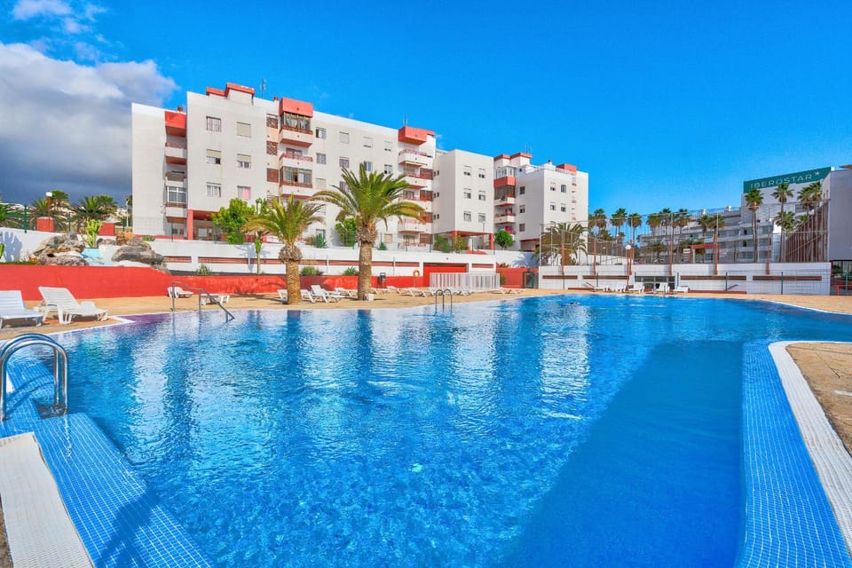 Property building, Day, Pool view, Swimming pool, sunbed